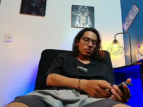 Snapshot of Enzo_jagger chatting on March 13, 2026, 8:04 pm Enzo jagger online show from March 13, 2026, 8:04 pm