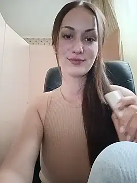LunaCrystall online show from July 10, 2026, 4:31 pm