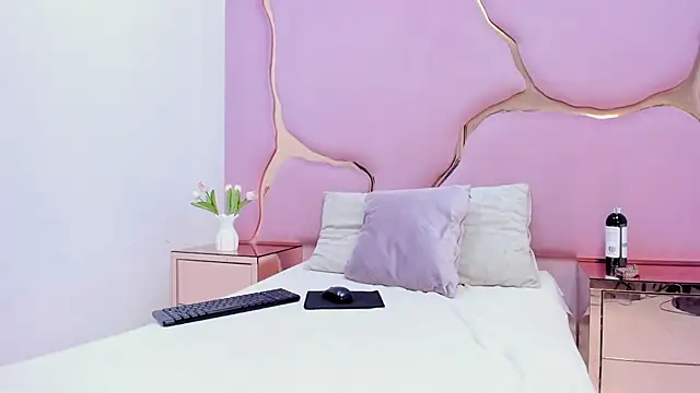 LaurendPink online show from May 24, 2026, 2:33 pm