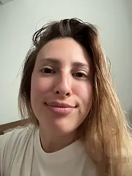 EvaRyen  online show from May 7, 2026, 1:27 pm