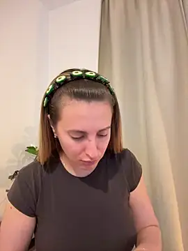 EvaRyen  online show from May 14, 2026, 4:47 pm
