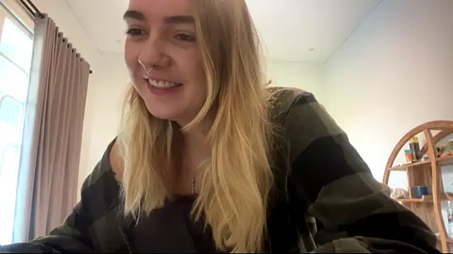 Snapshot of RoxyWet chatting on March 12, 2026, 11:44 pm RoxyWet online show from March 12, 2026, 11:44 pm