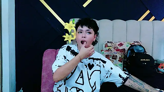 NikiEvanz online show from May 15, 2026, 7:32 pm
