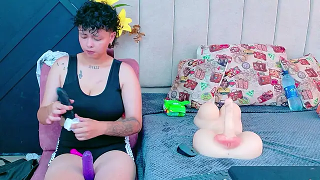 NikiEvanz online show from May 26, 2026, 7:32 pm