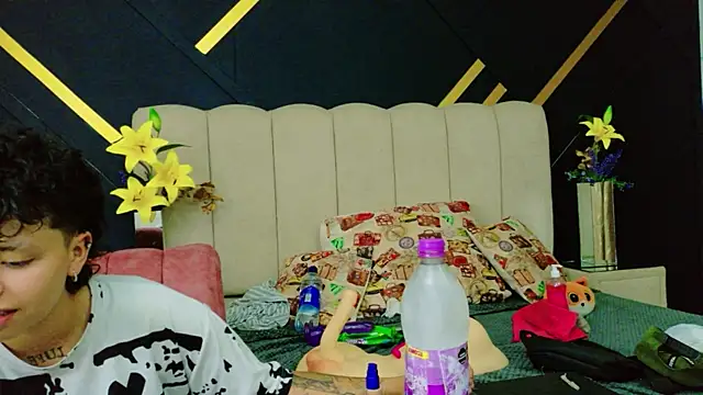 NikiEvanz online show from May 27, 2026, 4:42 am