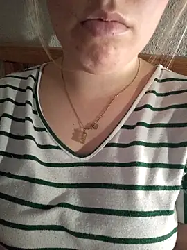 Snapshot of kitsuneniki chatting on March 13, 2026, 6:14 pm kitsuneniki online show from March 13, 2026, 6:14 pm