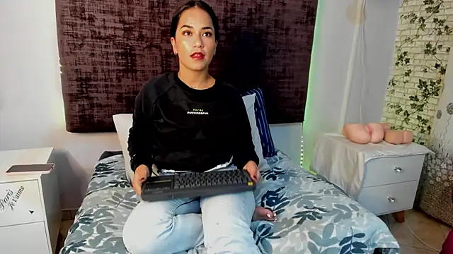 thyra-corall online show from April 7, 2026, 3:29 am