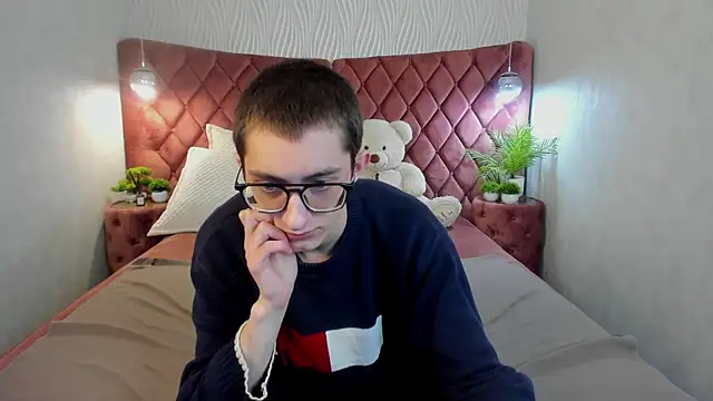 Snapshot of RonBevs chatting on March 19, 2026, 8:02 pm RonBevs online show from March 19, 2026, 8:02 pm