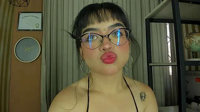 Snapshot of Mini_Rouse chatting on April 4, 2026, 12:13 pm Mini Rouse online show from April 4, 2026, 12:13 pm