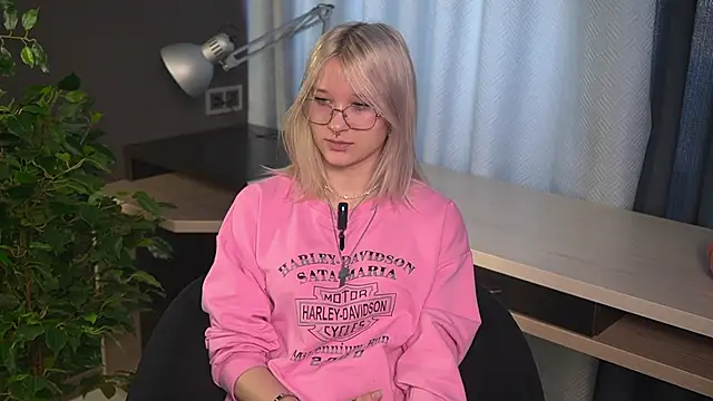 Snapshot of DinaSporn chatting on March 17, 2026, 8:28 am DinaSporn online show from March 17, 2026, 8:28 am