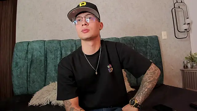 Snapshot of Santii_Twink chatting on March 18, 2026, 5:32 am Santii Twink online show from March 18, 2026, 5:32 am