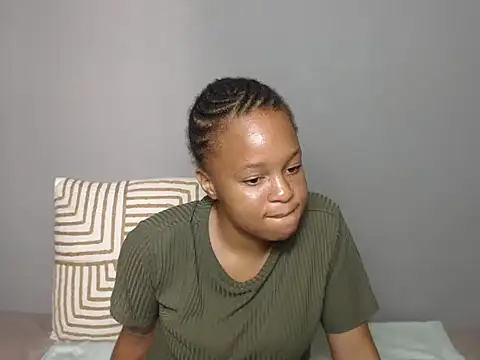 Snapshot of LillyPeachy21x chatting on March 17, 2026, 7:44 am LillyPeachy21x online show from March 17, 2026, 7:44 am