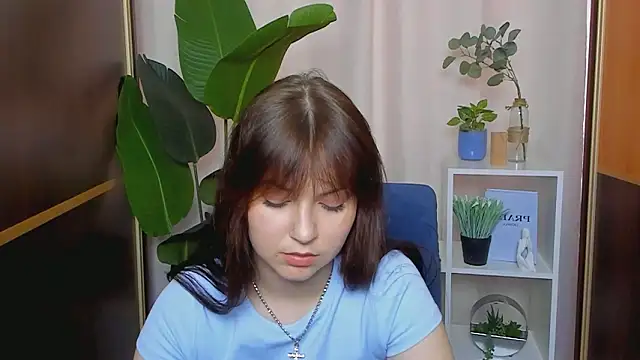 Snapshot of IzolaHirai chatting on March 19, 2026, 7:34 am IzolaHirai online show from March 19, 2026, 7:34 am