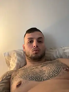 Snapshot of Roosen_1998 chatting on March 17, 2026, 2:20 pm Roosen 1998 online show from March 17, 2026, 2:20 pm