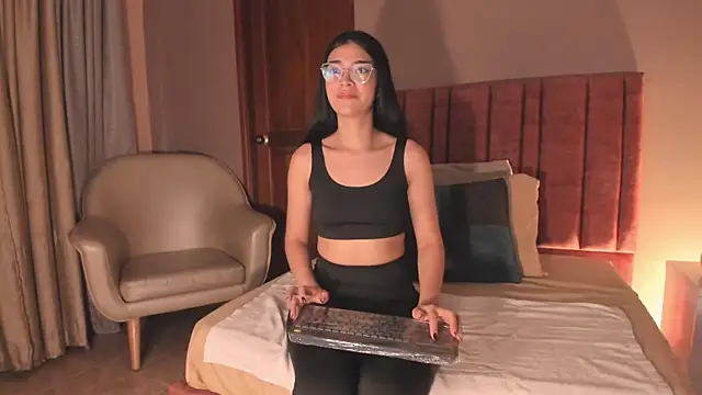 AnnieBlluee online show from July 1, 2026, 1:13 pm