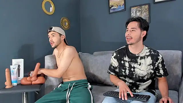 Snapshot of ReubenandScott chatting on March 18, 2026, 8:01 pm ReubenandScott online show from March 18, 2026, 8:01 pm