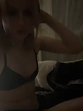 Snapshot of Heaven1143 chatting on March 18, 2026, 1:31 am Heaven1143 online show from March 18, 2026, 1:31 am