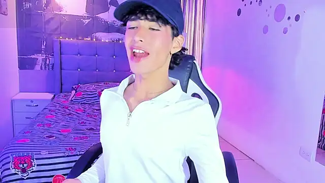 Snapshot of santy_fox chatting on April 1, 2026, 1:41 pm santy fox online show from April 1, 2026, 1:41 pm