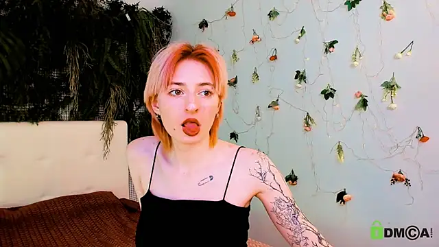 Kira  Cutie online show from May 15, 2026, 10:50 pm