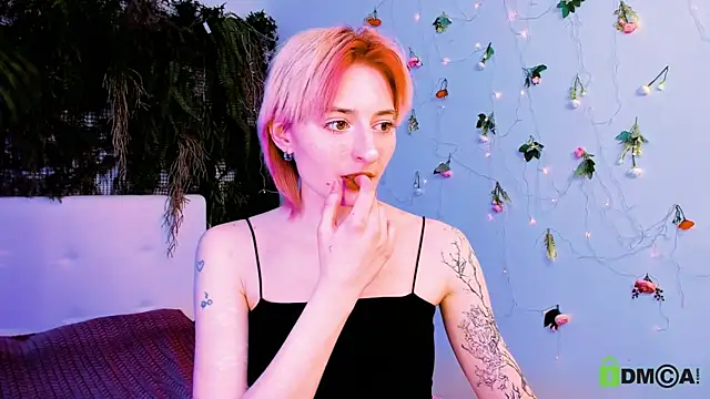 Kira  Cutie online show from May 15, 2026, 11:56 pm