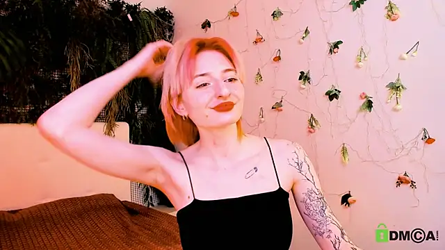 Kira  Cutie online show from May 16, 2026, 12:07 am