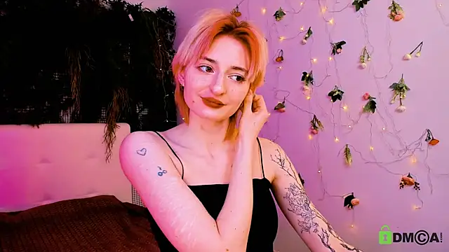 Kira  Cutie online show from May 16, 2026, 12:29 am
