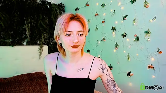 Kira  Cutie online show from May 16, 2026, 12:40 am