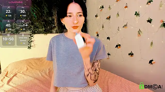 Kira  Cutie online show from May 28, 2026, 9:23 pm