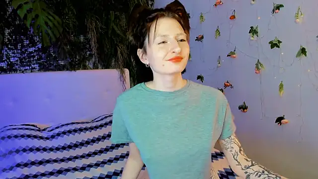 Kira  Cutie online show from July 2, 2026, 8:37 pm