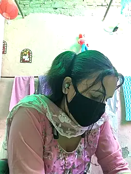 Snapshot of REENA-STRIP chatting on May 5, 2026, 5:37 am REENA-STRIP online show from May 5, 2026, 5:37 am