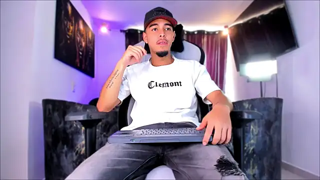 Snapshot of victor_ospina chatting on March 19, 2026, 3:27 pm victor ospina online show from March 19, 2026, 3:27 pm