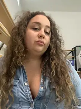 Snapshot of CurlyMaddie chatting on July 15, 2026, 9:03 am CurlyMaddie online show from July 15, 2026, 9:03 am