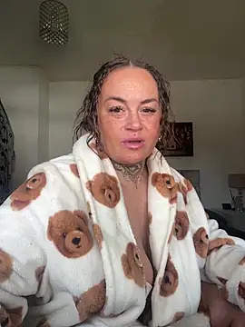 Snapshot of PrettyLittleCee chatting on March 26, 2026, 11:27 am PrettyLittleCee online show from March 26, 2026, 11:27 am