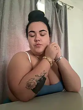 Khloeross online show from May 23, 2026, 2:21 pm