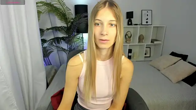 LauraPurr online show from July 10, 2026, 7:12 am
