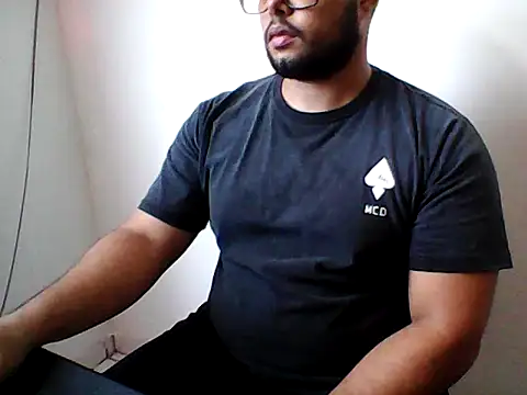 Derick 013 online show from May 22, 2026, 5:40 pm