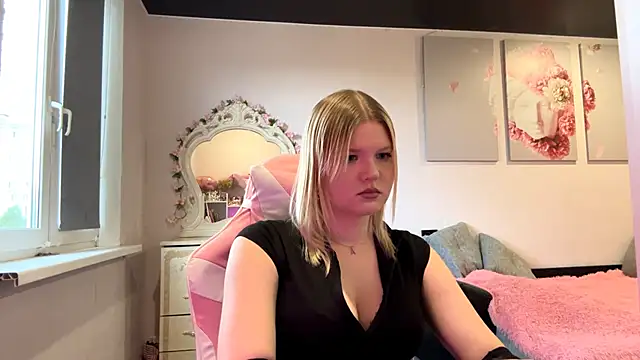SweettAnny online show from June 19, 2026, 2:21 pm