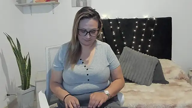 Snapshot of Just_evangeline chatting on April 1, 2026, 2:36 pm Just evangeline online show from April 1, 2026, 2:36 pm