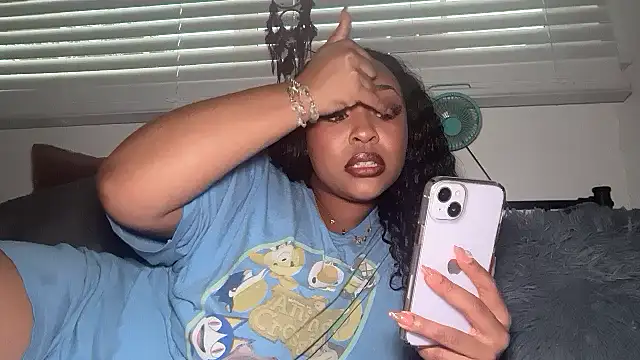 Yourmommysilk online show from March 29, 2026, 2:22 am