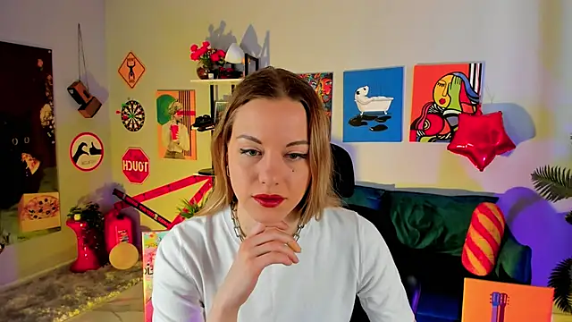 VireliaMoonfall online show from April 17, 2026, 8:39 am