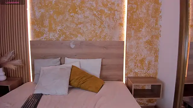 mia rossi 7 online show from April 5, 2026, 3:58 am