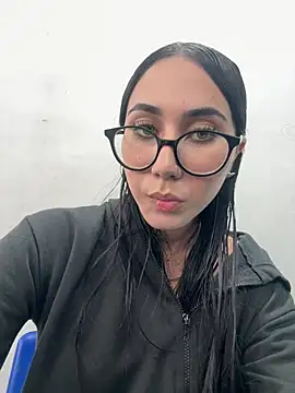 juliacosta online show from April 23, 2026, 1:35 pm