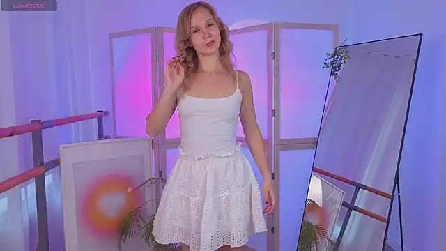 sophie blossom  online show from June 17, 2026, 1:45 pm