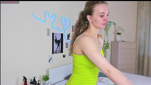 Snapshot of Velour_Switch chatting on April 4, 2026, 5:16 am Velour Switch online show from April 4, 2026, 5:16 am