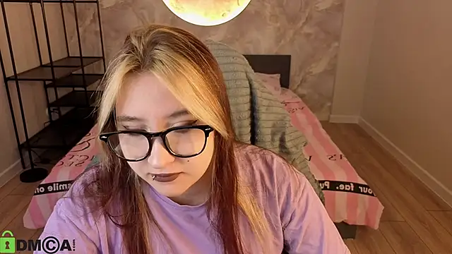 Luna Host online show from April 7, 2026, 1:28 am