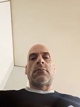 Snapshot of RoyVargo_real chatting on March 28, 2026, 11:37 pm RoyVargo real online show from March 28, 2026, 11:37 pm