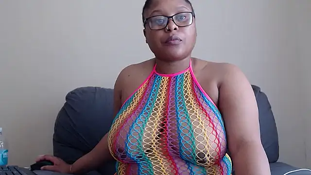 xxZoeyx online show from November 5, 2025, 8:36 am