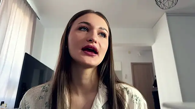 HallieHollo online show from April 4, 2026, 6:11 am