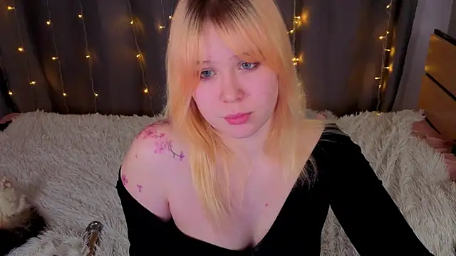 Snapshot of unburnedgirl chatting on April 19, 2026, 6:10 pm unburnedgirl online show from April 19, 2026, 6:10 pm