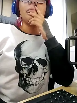 Violett Sykes online show from April 7, 2026, 1:17 am